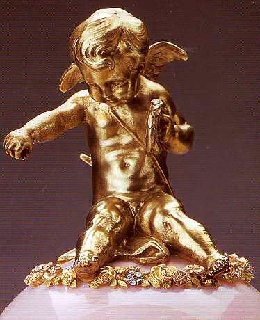 яйцо Фаберже “Колоннада”, цесаревич в образе золотого купидон с крыльями