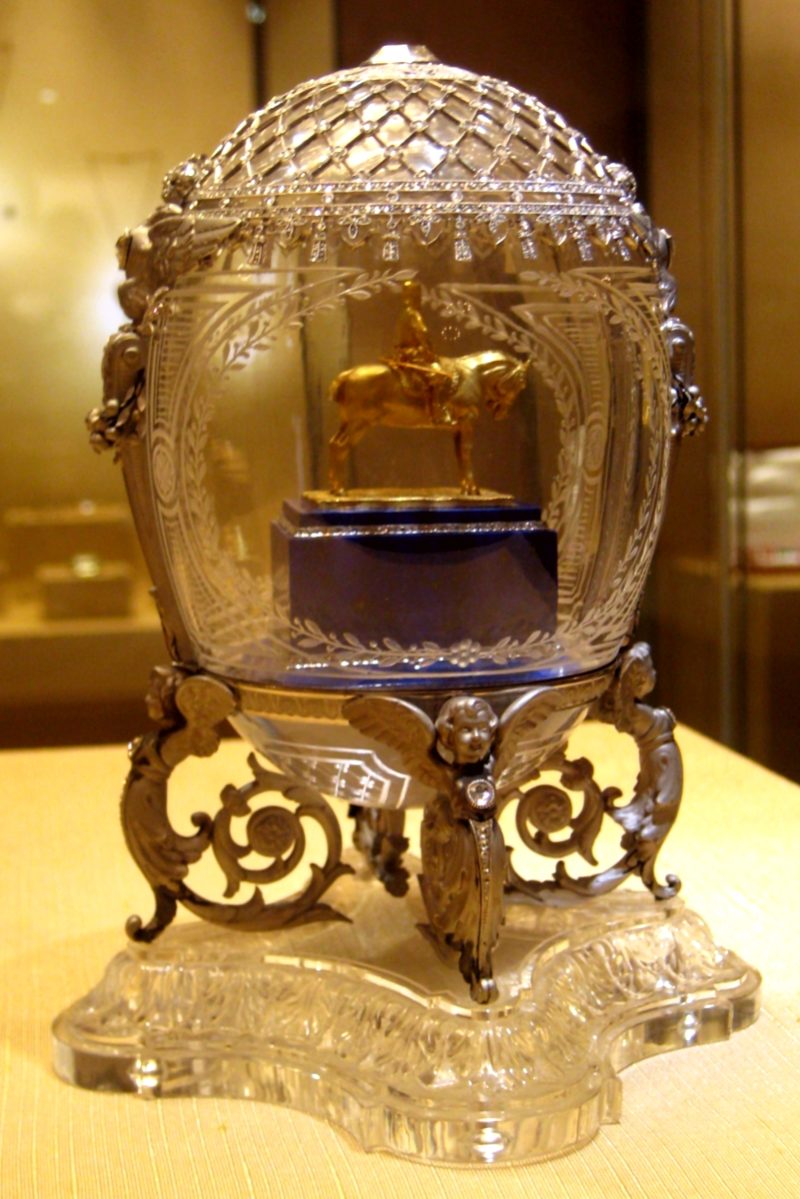 яйцо Фаберже “Конный памятник Александру III” на столе