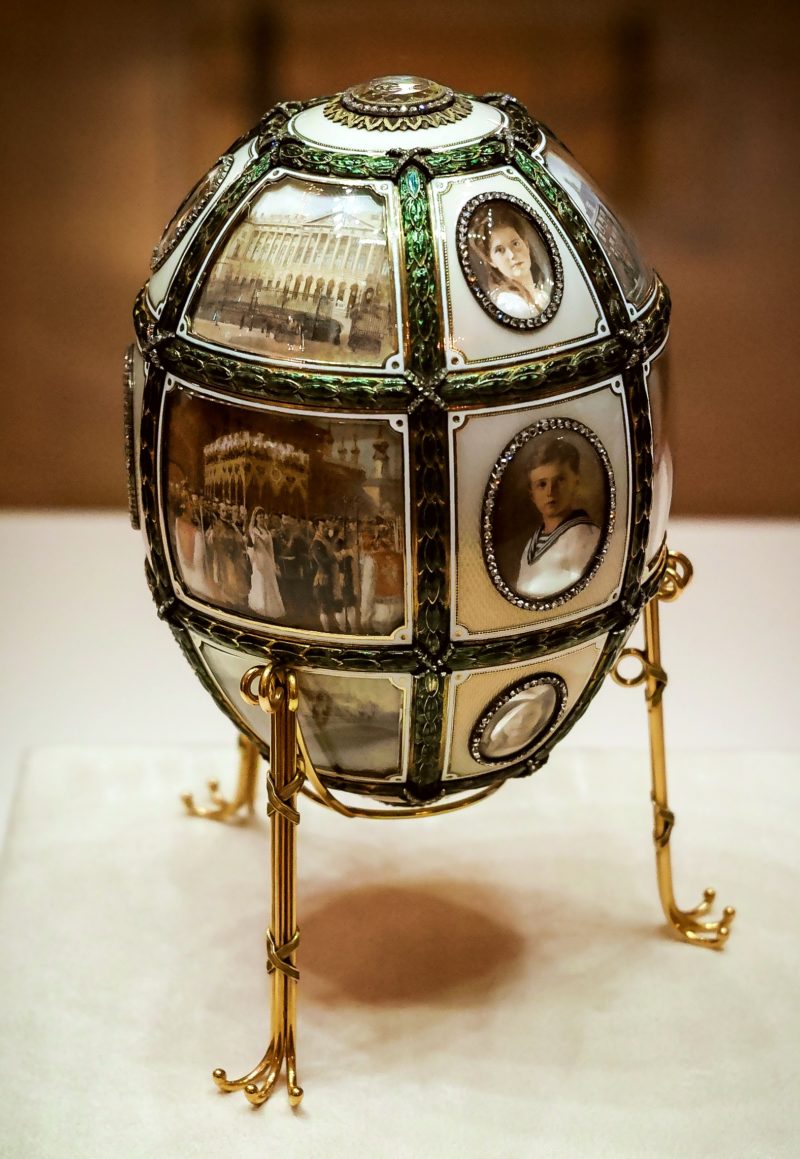 яйцо Фаберже “Пятнадцатая годовщина царствования” с портретами на золотой подставке