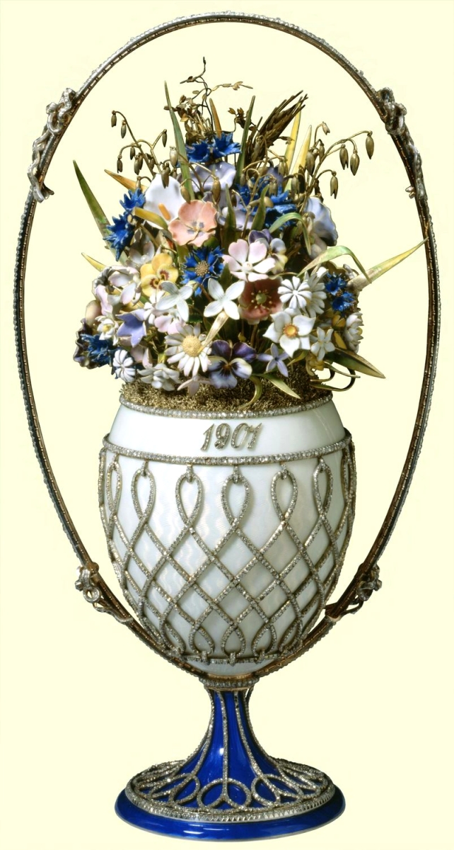 Яйцо Фаберже “Корзина с цветами” с синей подставкой и белоым яйцом на белом фоне