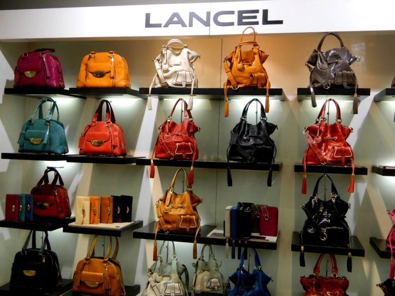 сумочки Из Lancel на стеллаже