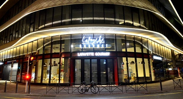 крупная торговая галерея Galeries Lafayetteв Марселе - вход