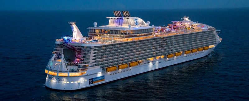 круизный лайнер Symphony of the Seas (Морская Симфония - 2018) с водоизмещением в 228 081 тонн
