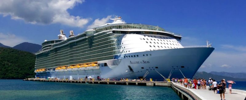 круизный лайнер Allure of the Seas (Морское Очарование - 2014) с водоизмещением в 225 282 тонн (сопоставьте размеры лайнера и  человека)