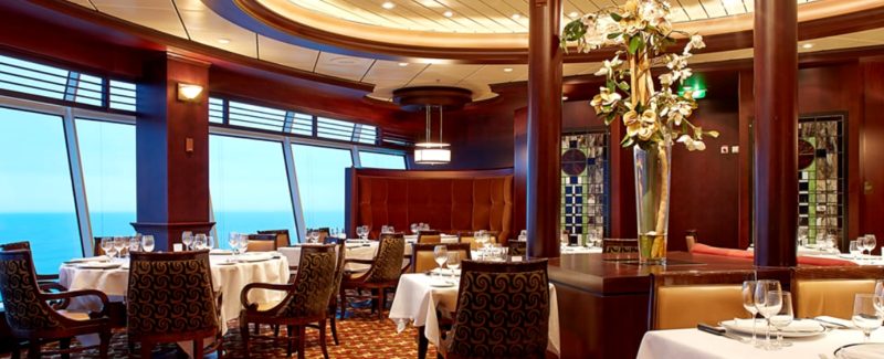 ресторан на борту корабля с видом на море