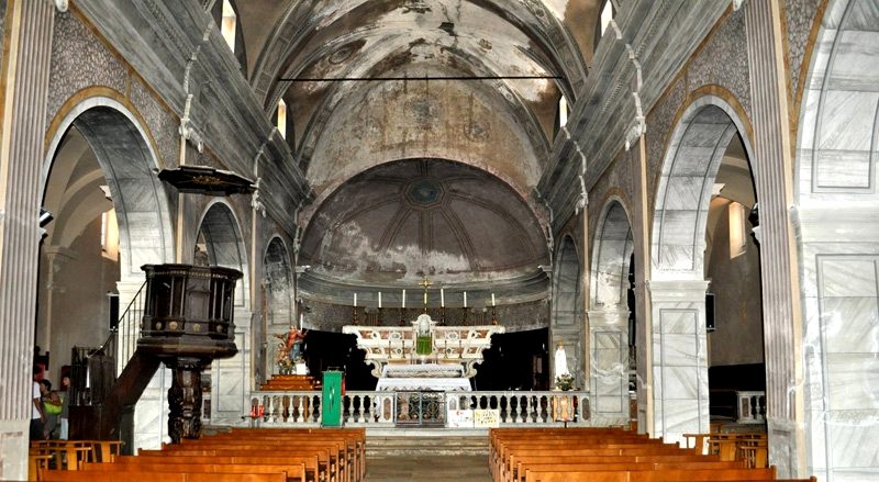 Церковь Пресвятой Богородицы в Бинифачо - вид изнутри