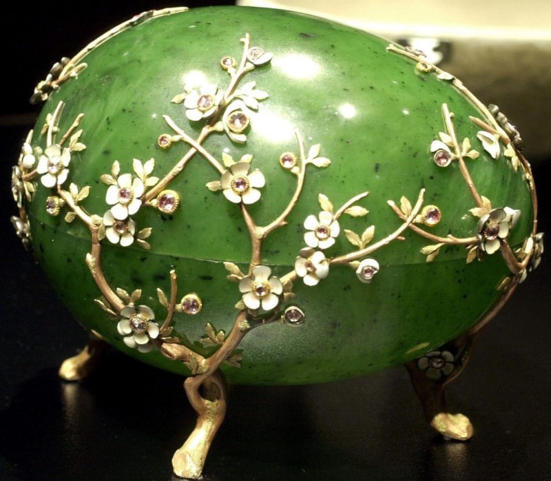зеленое яйцо Фаберже "Яблоневый цвет" с веточками вокруг яйца, на подставке
