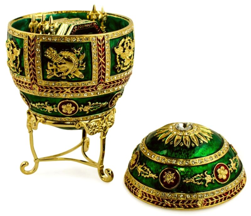 зеленое с золотом яйцо Фаберже “Наполеоновское” с открытой крышкой и выглядывающим изнутри сюрпризом в виде раскладного вернисажа