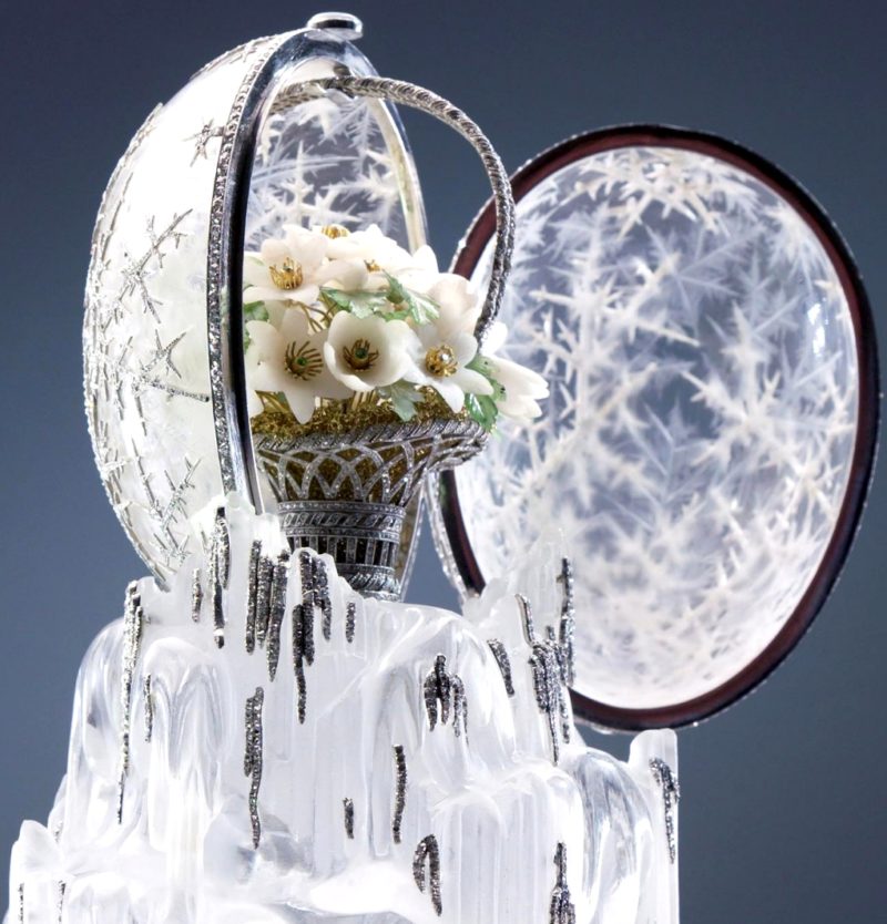 прозрачное яйцо Фаберже “Зима” в открытом виде с корзинкой с белыми цветами