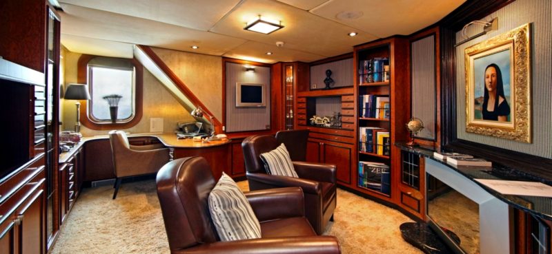 офис на яхте Шерхан с креслами, столом и корпусной мебелью