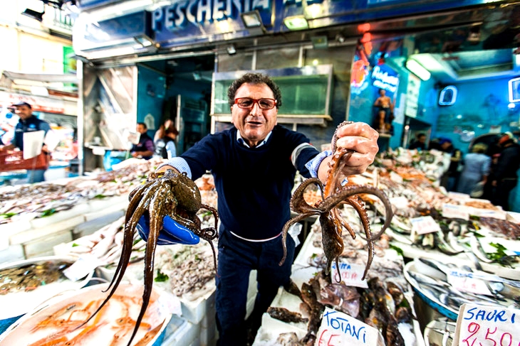 Торговец кальмарами на улице Неаполя