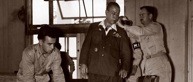 генерал Ямашита в плену у американцев в окружении трех военнослужащих армии США