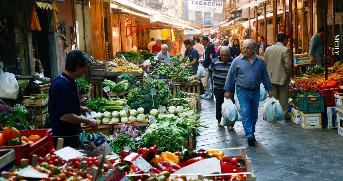 продуктовый рынок Палермо: заполненные овощами и фруктами ряды