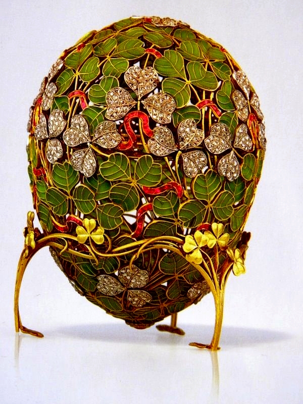 Яйцо Фаберже “Клевер” зеленого цвета на светлом фоне