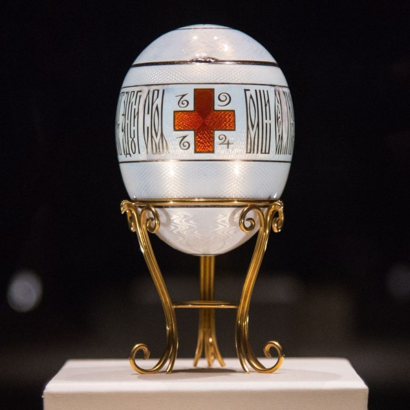 яйцо Фаберже “Красный Крест с Императорскими Портретами” на золотой подставке