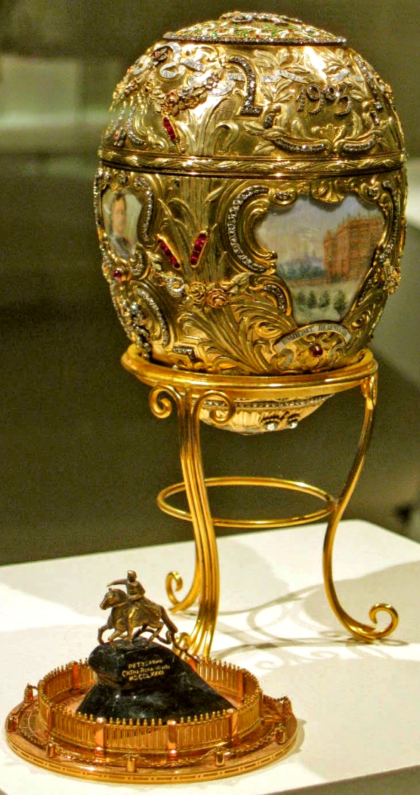 Яйцо Фаберже “Петр Великий” золотистого цвета с сюрпризом в виде миниатюрного "Медного всадника"