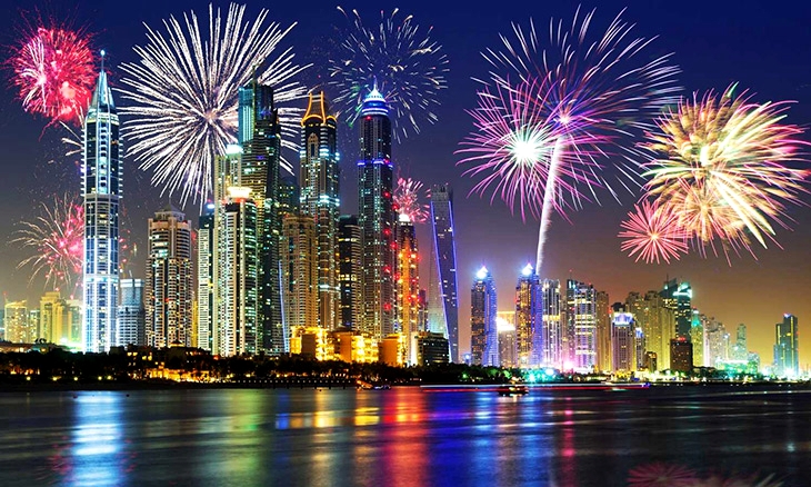 праздник Ид аль Фитр в Дубаи с салютом - вид от залива вечером