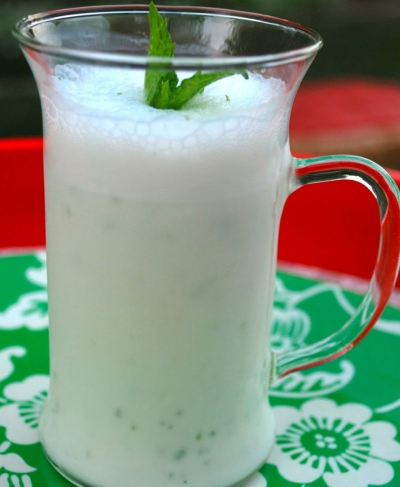 айран - исламский йогурт в стеклянной кружке с листиком сверху