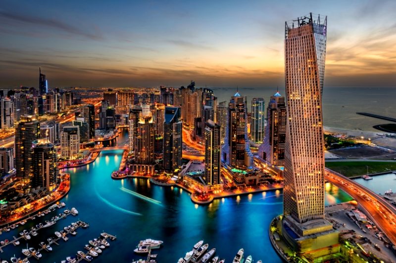 вид вечернего Дубаи с крыши небоскреба