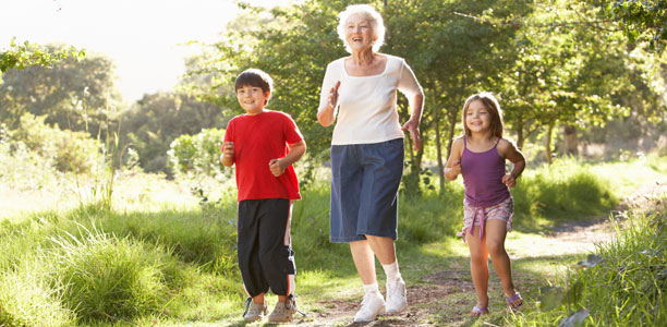 бабушка на пробежке с внуками