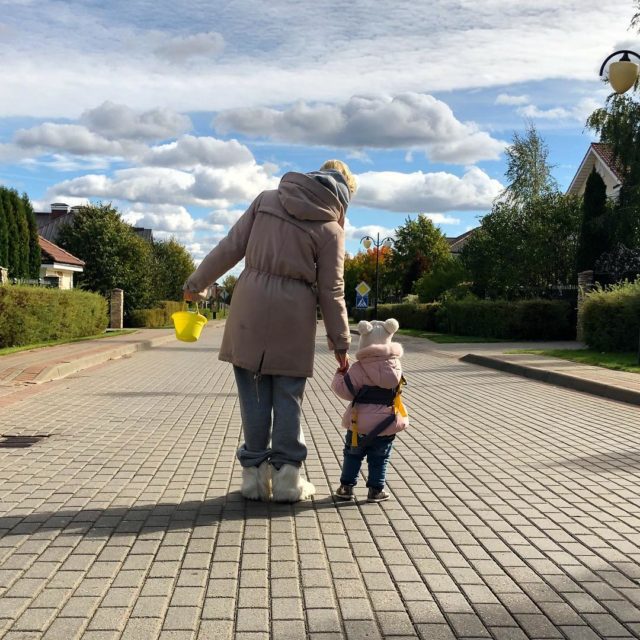 Полина Гагарина гуляет с дочкой