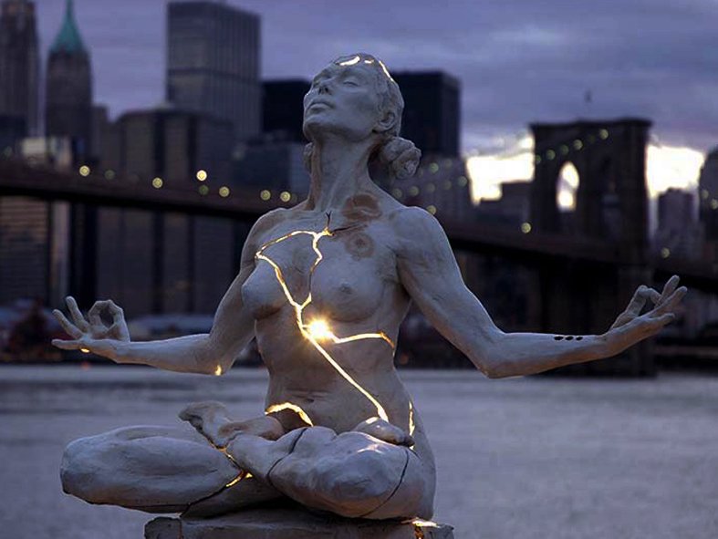 скульптура медитирующей девушки