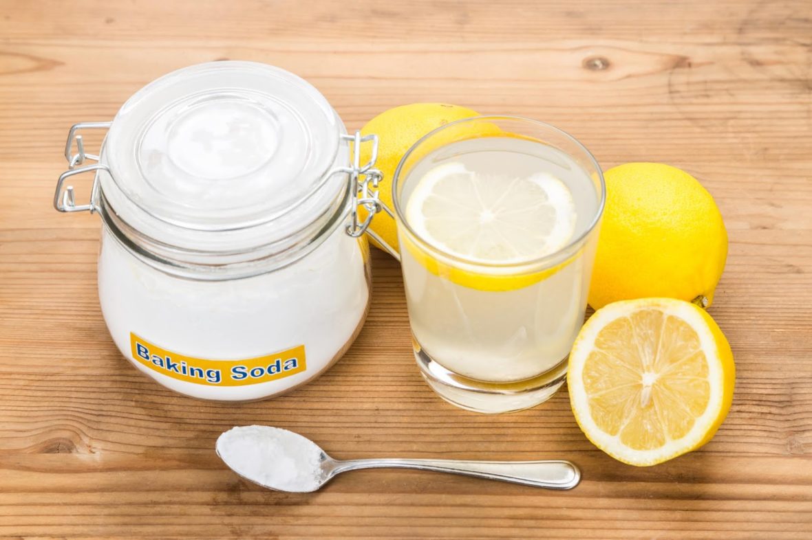 Пищевая сода и лимон на столе
