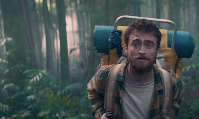 парень с рюкзаком в лесу