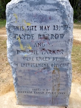 памятный камень на месте гибели двух бандитов