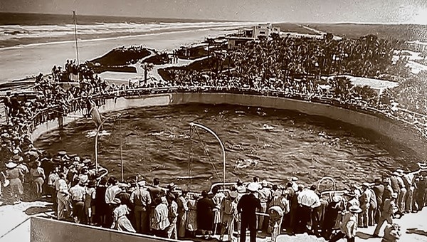 представление дельфтнов в океанариуме 30-х гг “Marineland of Florida», круглый аквариум, архивное фото