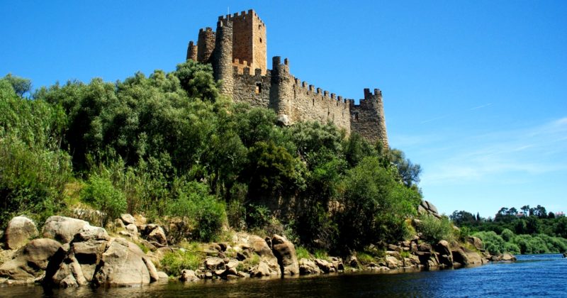 крепость в Португалии на реке