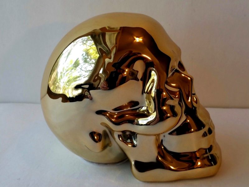золотой человеческий череп на столе