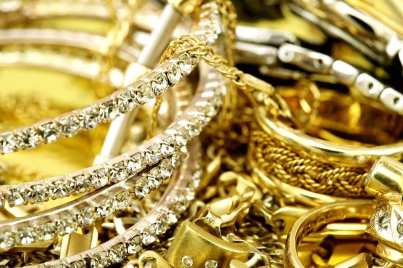 куча ювелирных изделий из золота, серебра и платины