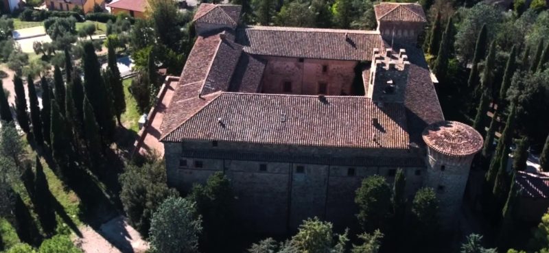 Замок Кастелло Делла Маджоне/Castello Della Magione (Италия) - вид с воздуха