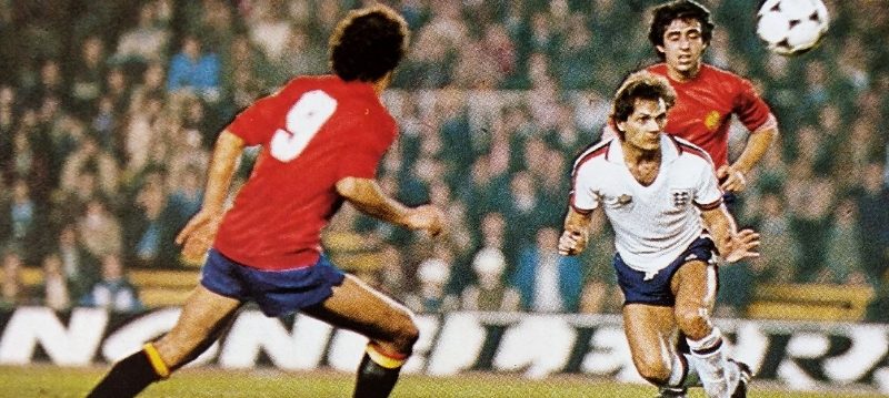 фрагмент матча Англия-Испания 1980 г., англичанин наносит удар головой