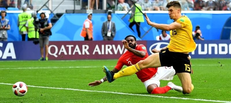 гол в ворота англичан забивает бельгийский хавбек, помешать ему пытается защитник сб. Англии