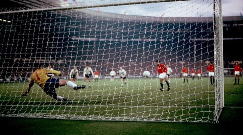 Эйсебио забивает гол англичанам в 1966 году с пенальти