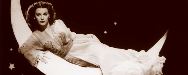 Хеди Ламарр на "Луне" на фоне космического черного вакуума