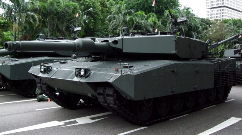 современный тяжелый танк серого цвета на улице города