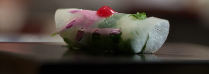 блюдо ресторана Маса в виде листочка с завернутой в него начинкой