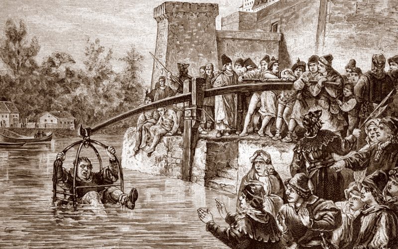 казнь растлителя утоплением - гравюра 17 века