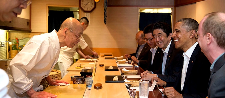 за ресторанным столом Обама с секретарем и представители японского посольства