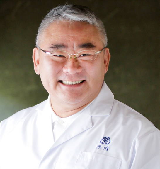 шеф-повар Кунио Токуока в белом халате