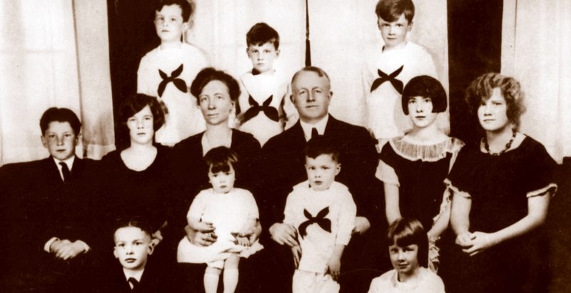 Лилиан Гилбрет с мужем и 10 детьми - архивное фото