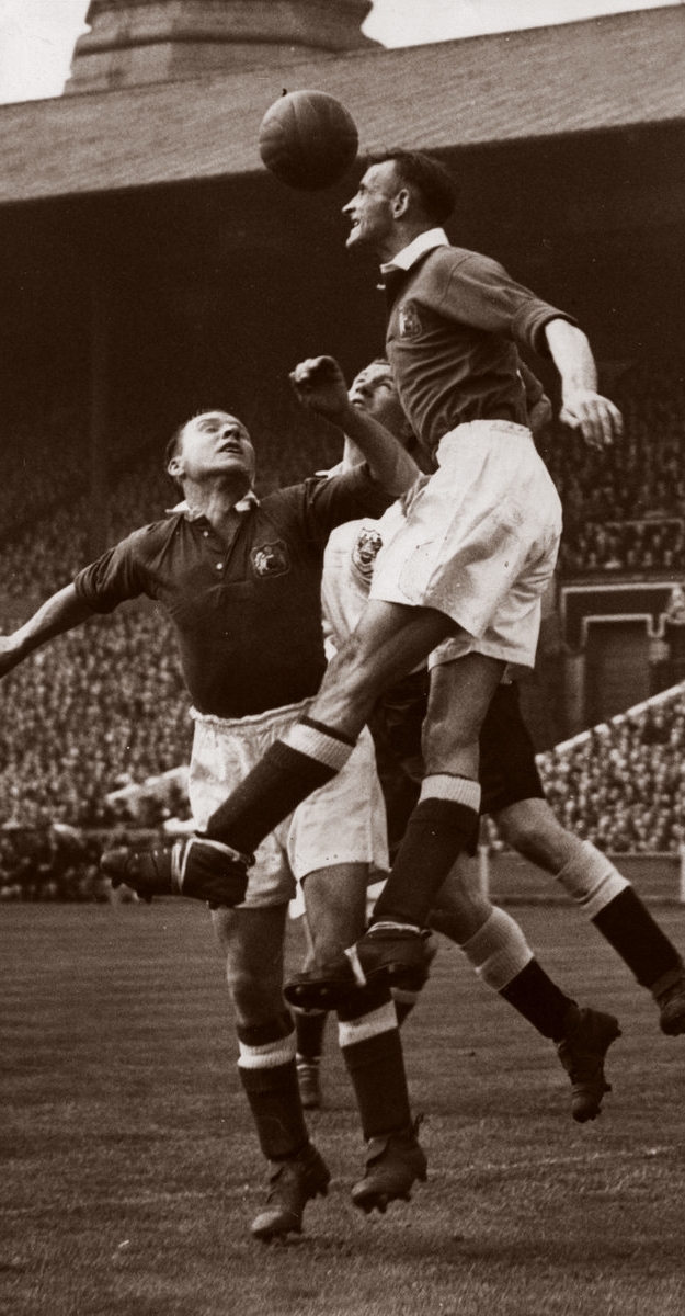 футболисты борются за верховой мяч, Англия, 60 гг ХХ века
