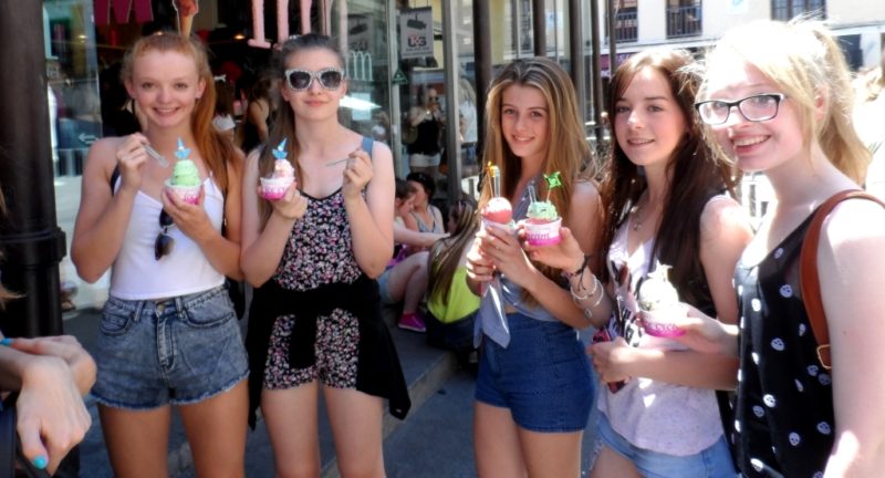 5 девушек на улице Мадрида едят морожение