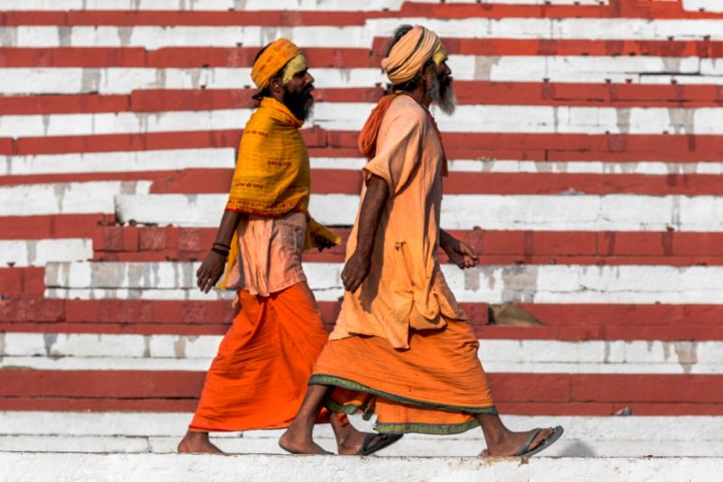 Два индийских мужчины прогуливаются по улице