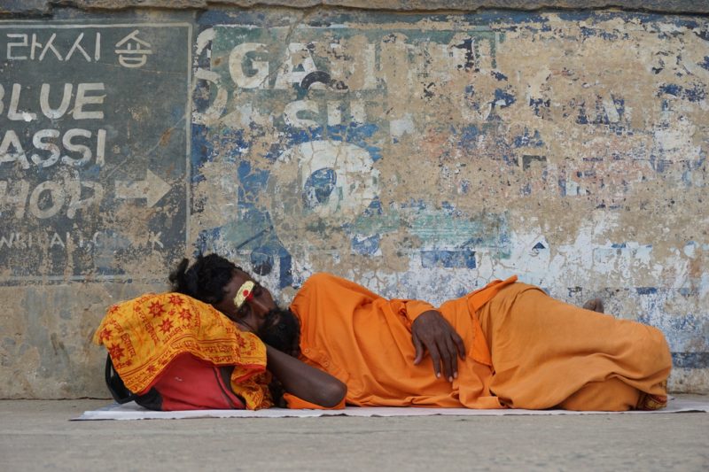 Спящий на земле человек (Индия)