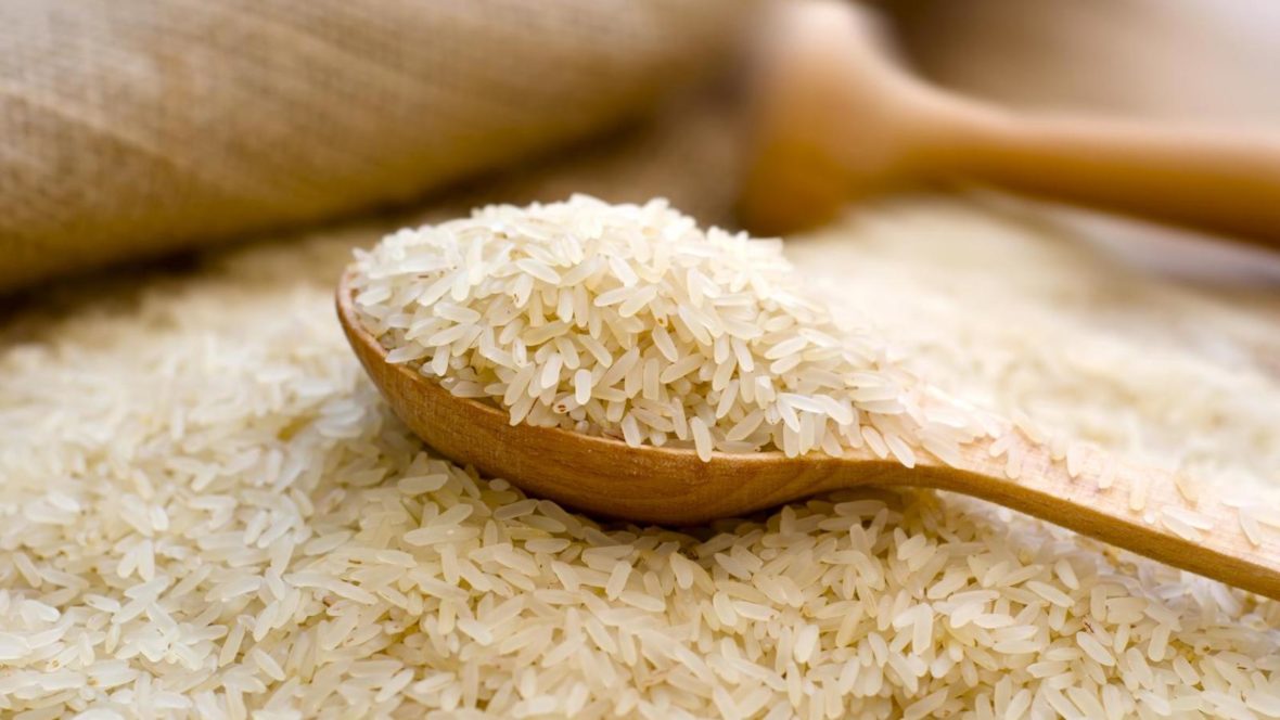 Рис в деревянной ложке