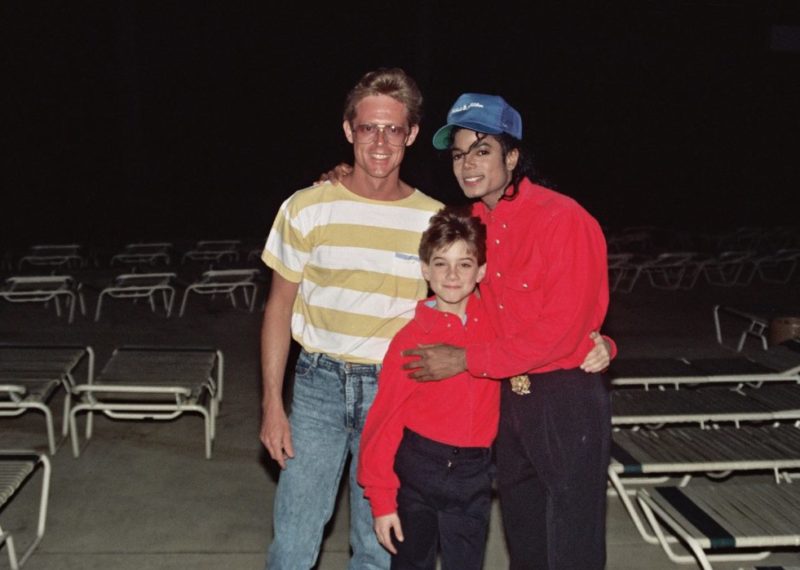 Майкл Джексон с мужчиной и маленьким мальчиком
